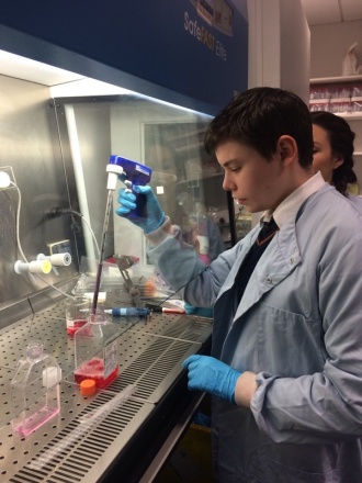 TY and 6th Year Visit to the Neuroscience Lab, Trinity. Photo: Ms. O'Sullivan 

