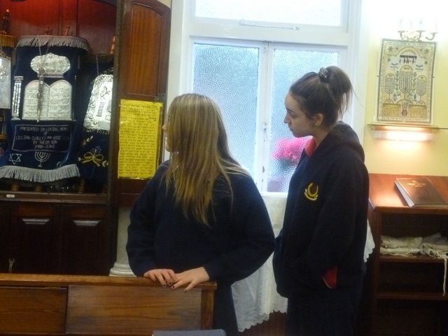 Junior Cycle Jewish Studies students at the shul. Photo: Mrs. Walsh
