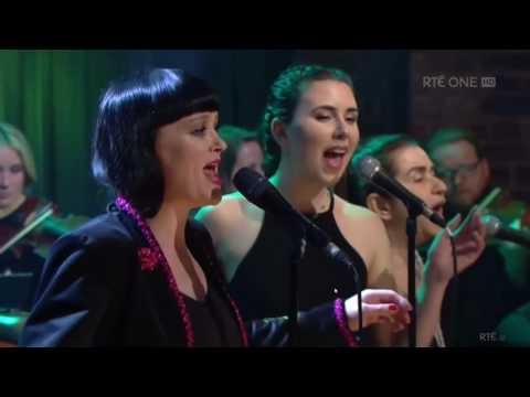 Bronagh Gallagher and backing singers, The Late Late Show, May 2016 Image: RTE/YouTube
Bronagh Gallagher and backing singers, The Late Late Show, May 2016 Image: RTE/YouTube