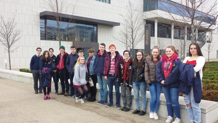 The TYs outside the Lexicon Library on World Book Day 2017 Photo: Ms. Finnegan
The TYs outside the Lexicon Library on World Book Day 2017 Photo: Ms. Finnegan