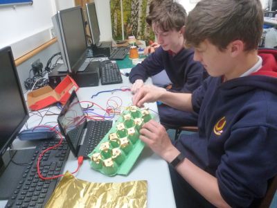 TYs get technically creative in a Makey Makey workshop