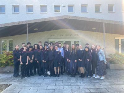 TY students visit the synagogue